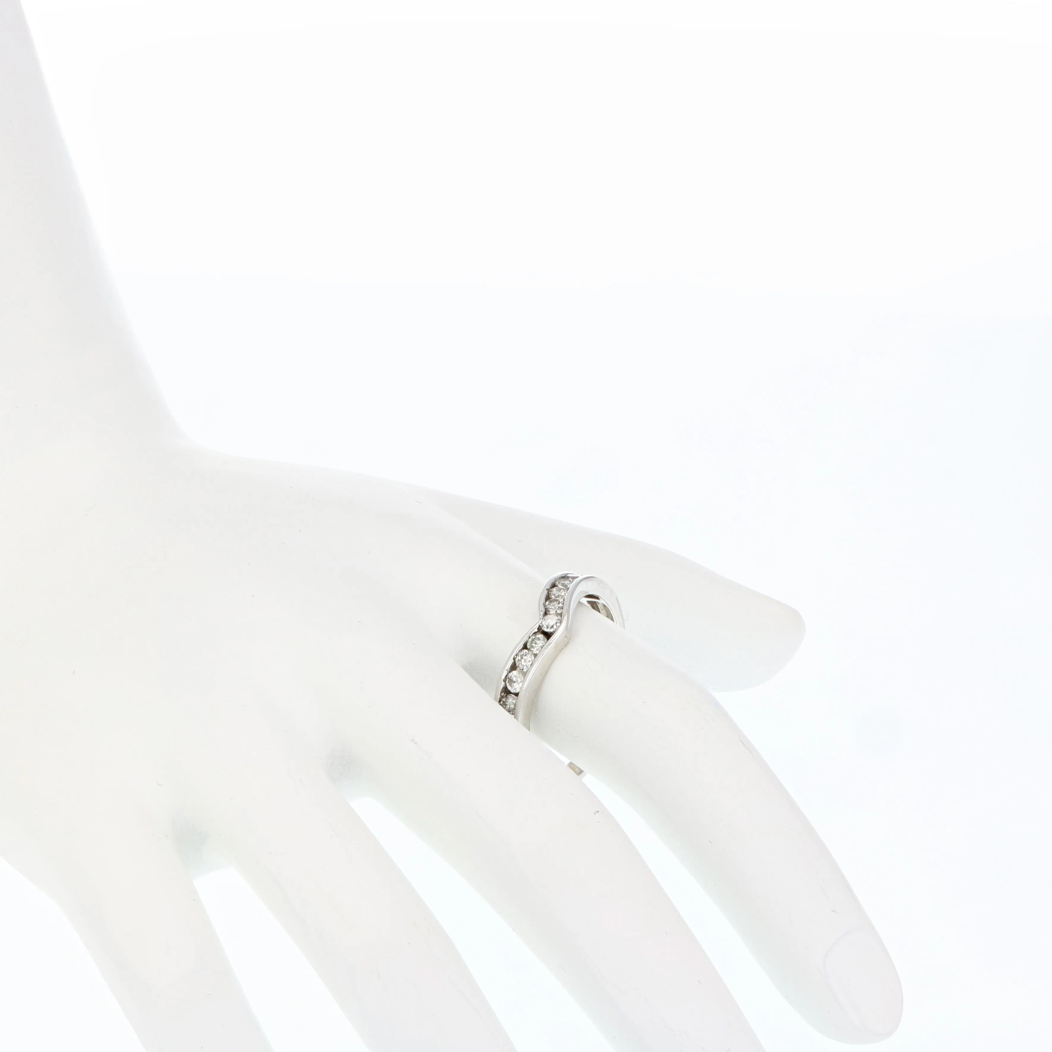 1/4 cttw to 1/2 cttw V-Shape Diamond Wedding Ring in 14k Gold