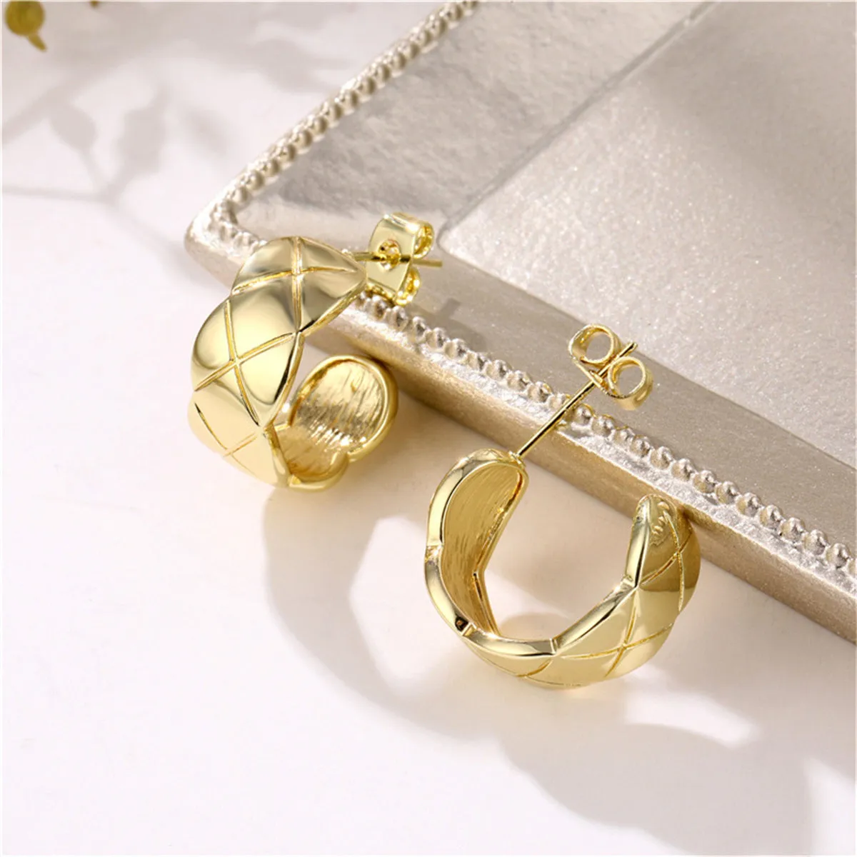 18K Gold-Plated C-Shape Quilt Pattern Huggie Earrings