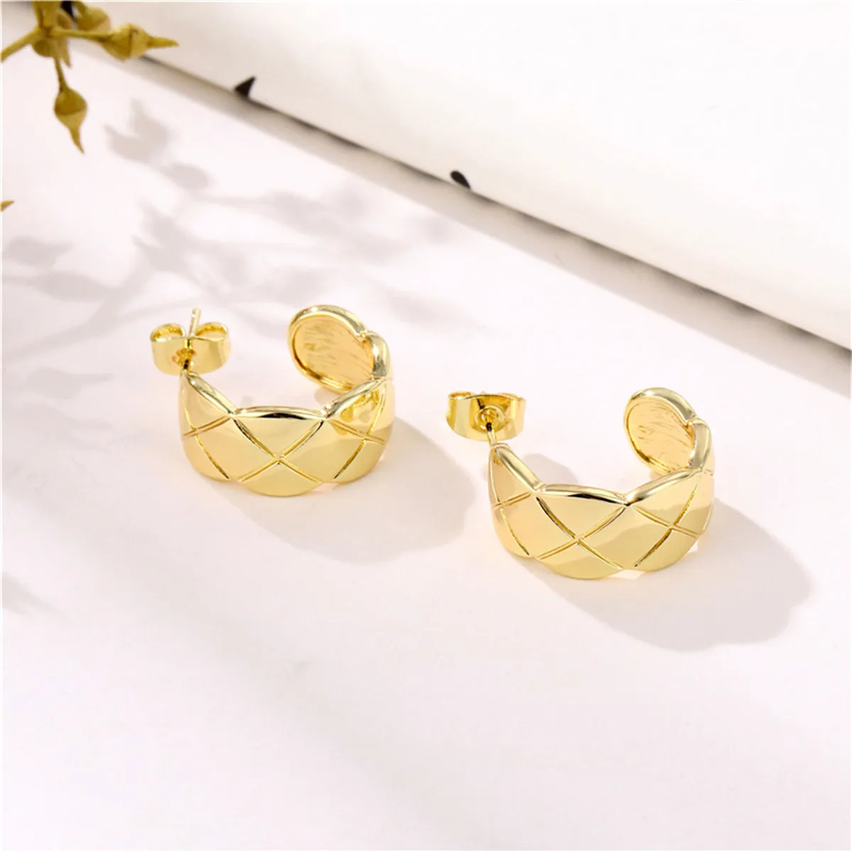 18K Gold-Plated C-Shape Quilt Pattern Huggie Earrings