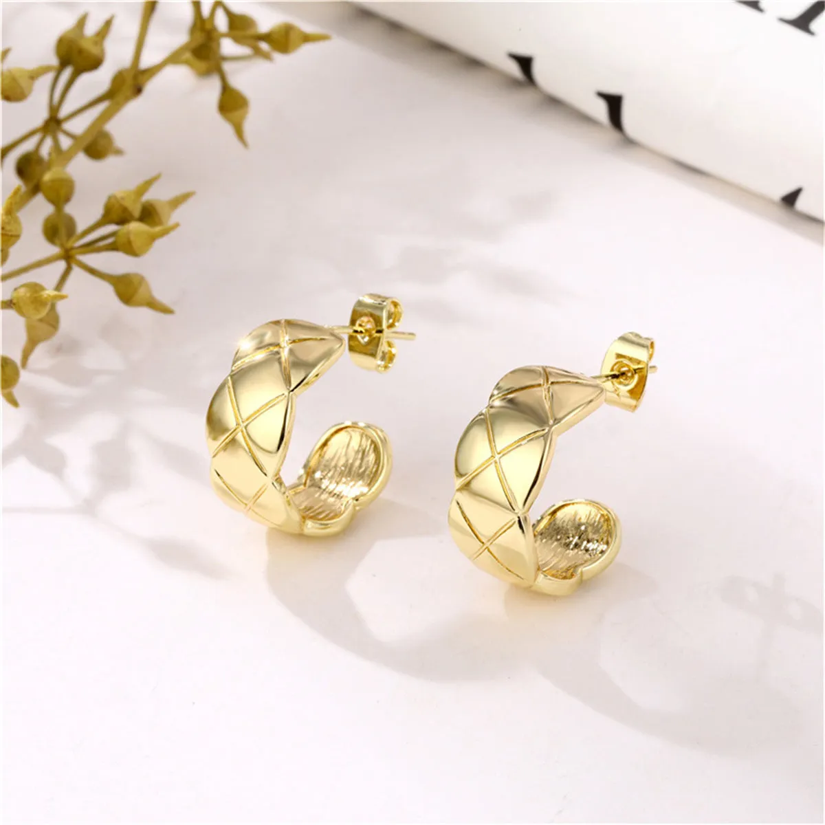 18K Gold-Plated C-Shape Quilt Pattern Huggie Earrings