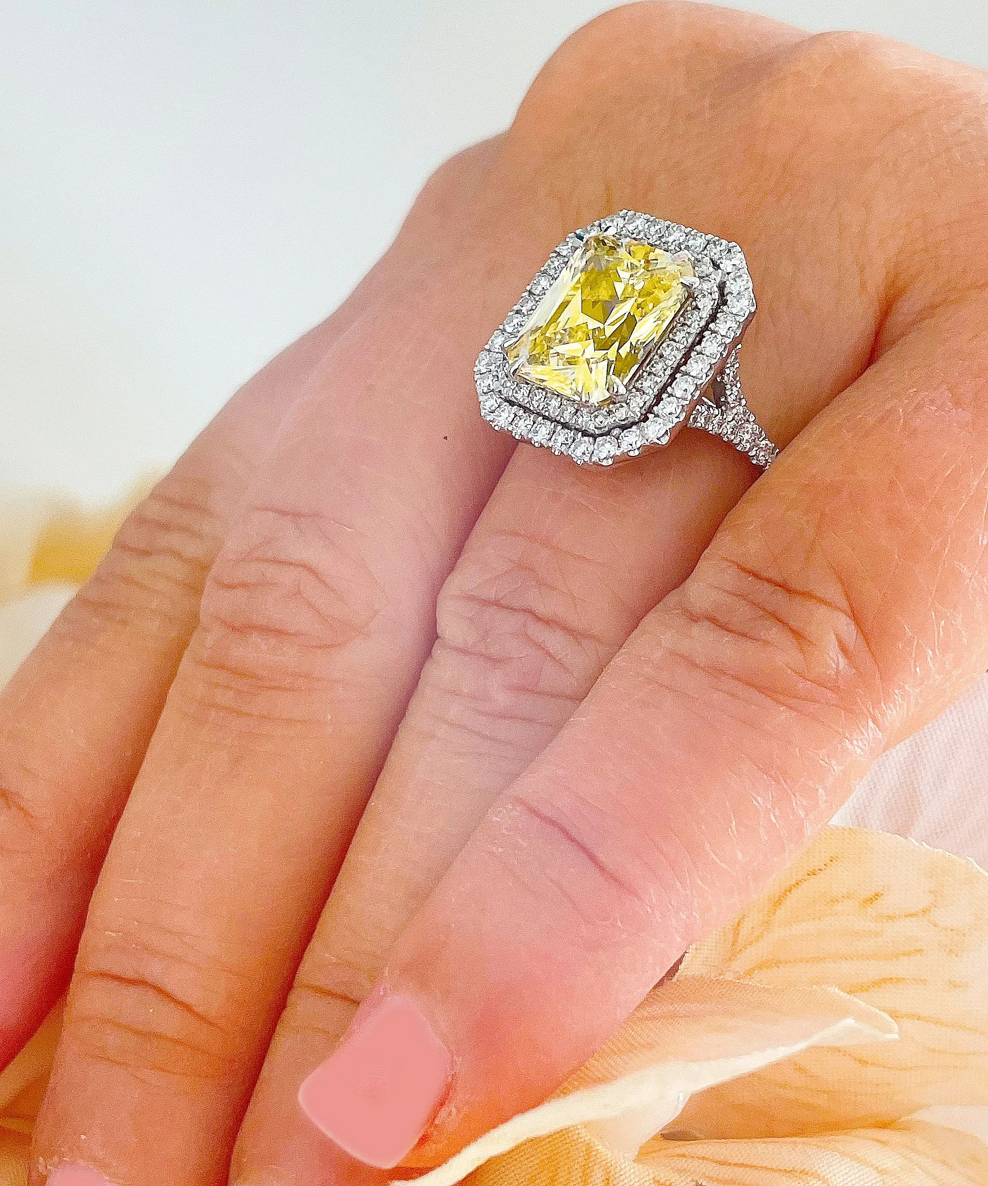 Huge Women's 14k solid white gold Light Fancy Yellow Radiant simulated and round cut natural diamond engagement ring Halo 6.00ct