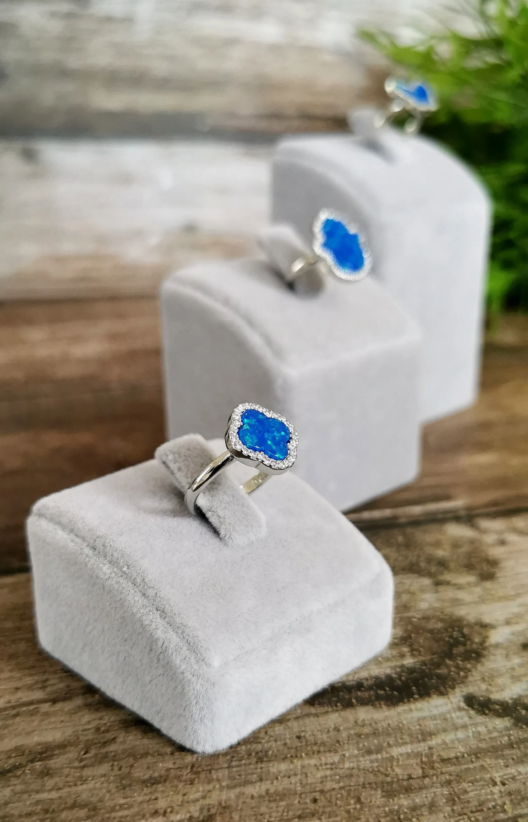 Women's Ring Silver 925 (02)- Elegant and luxurious 925 silver rings with shiny zirconia stones